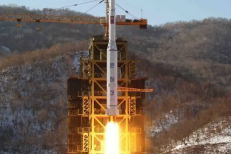 
	Foguete &eacute; lan&ccedil;ado na Coreia do Norte em 12 de dezembro de 2012: o pa&iacute;s j&aacute; realizou tr&ecirc;s testes nucleares
 (AFP)