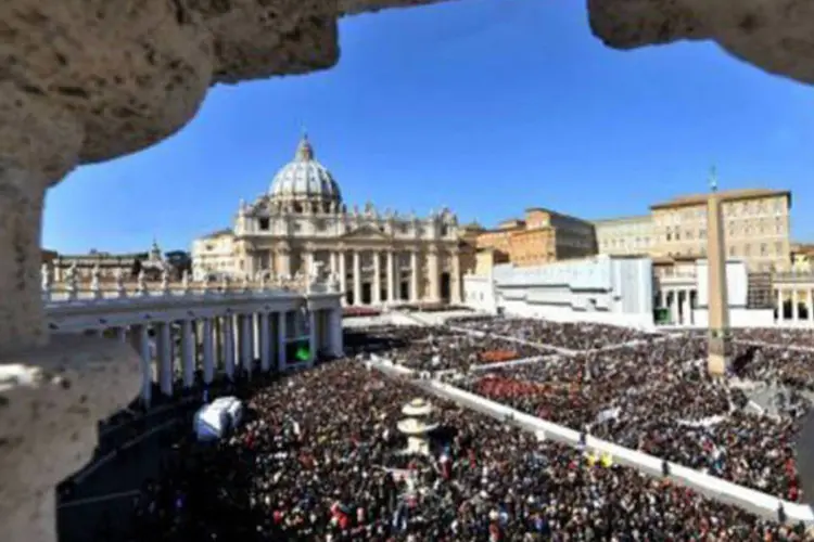 O último ato público de Bento XVI como papa reuniu na Praça de São Pedro mais de 150.000 pessoas (Tiziana Fabi/AFP)