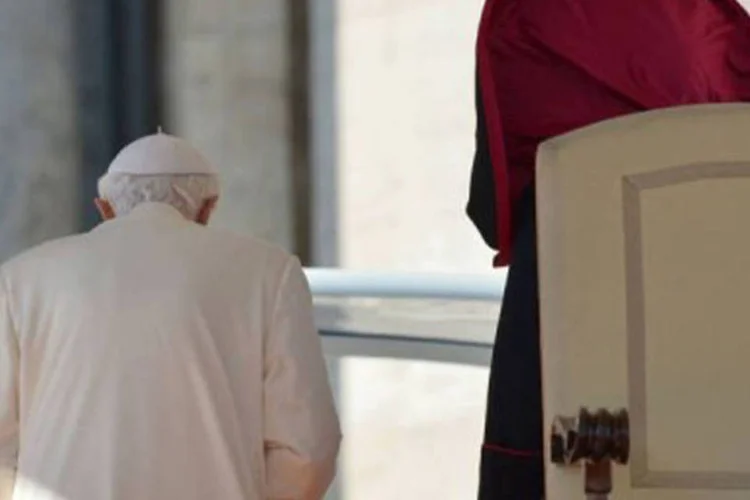 Papa Bento XVI deixa o altar no fim de sua última audiência como papa na Praça de São Pedro, no dia 27 de fevereiro de 2013 (Gabriel Bouys/AFP)