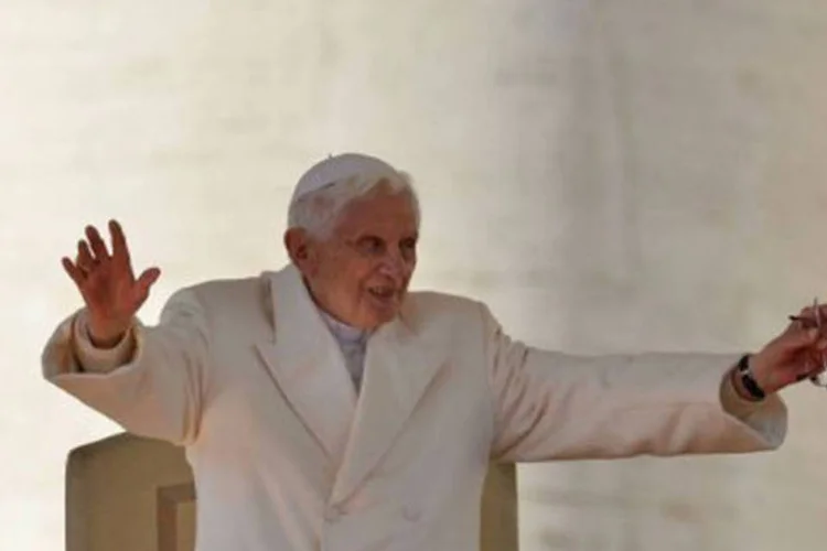 
	Bento XVI acena para os fi&eacute;is no seu &uacute;ltimo discurso: &quot;sempre soube que a barca da Igreja n&atilde;o &eacute; minha, n&atilde;o &eacute; nossa, mas &eacute; Sua e ele n&atilde;o a deixa afundar&quot;, disse
 (Gabriel Bouys/AFP)