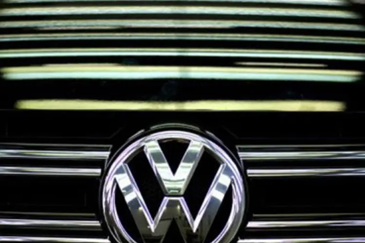 
	Logo da Volkswagen: o programa tamb&eacute;m afirmou que a transmiss&atilde;o DSG (direct shift gearbox), uma tecnologia muito questionada da Volkswagen, causava acelera&ccedil;&atilde;o ou desacelera&ccedil;&atilde;o s&uacute;bita dos carros durante o percurso.
 (Odd Andersen/AFP)