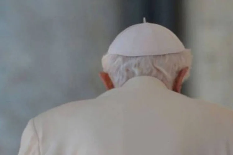 Papa Bento XVI deixa o altar no fim de sua última audiência semanal na Praça de São Pedro
 (Gabriel Bouys/AFP)