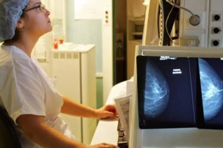 
	Radiografia de mama:&nbsp;87 em cada 100 mulheres que se submetem uma dupla mastectomia ap&oacute;s detec&ccedil;&atilde;o precoce de c&acirc;ncer de mama continuam vivas 20 anos depois
 (Joel Saget/AFP)
