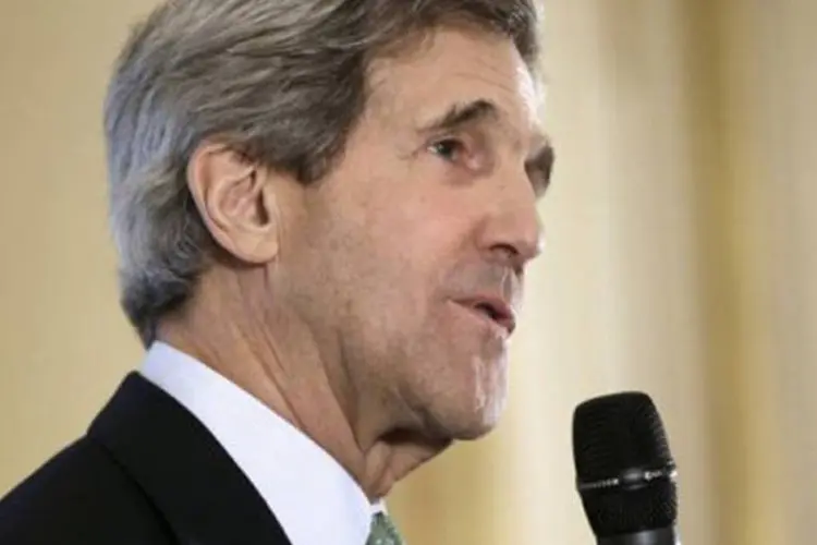 John Kerry discursa a membros da embaixada americana em Paris (Jacquelyn Martin/AFP)