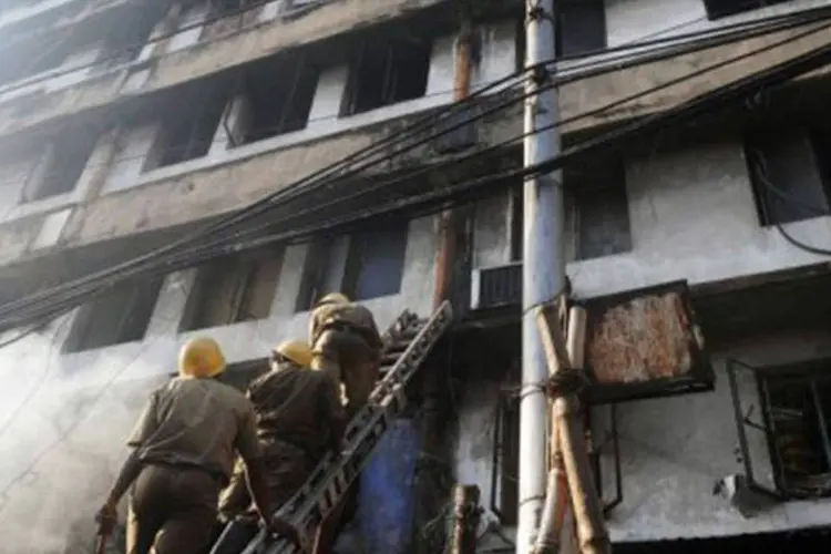 Incêndio em mercado ilegal de Calcutá: as lojas sem licença vendiam sobretudo plástico, papel e produtos de espuma
 (Dibyangshu Sarkar/AFP)