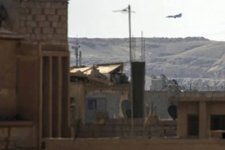 
	Avi&atilde;o MIG sobrevoa o bairro de Hawiqah: constru&iacute;da no s&eacute;culo VIII e depois reconstru&iacute;da no s&eacute;culo XIII, a mesquita foi devastada pelos combates desta semana
 (Zac Baillie/AFP)