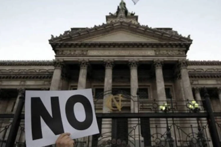 
	Membro da comunidade judaica mostra cartas em protesto em frente ao Congresso: a comunidade judaica-argentina, de 300 mil membros, &eacute; a maior da Am&eacute;rica Latina
 (Juan Mabromata/AFP)