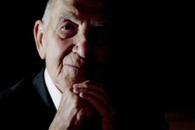 Stephane Hesse: o escritor em sua casa em Paris no dia 8 de fevereiro de 2011
 (Joel Saget/AFP)