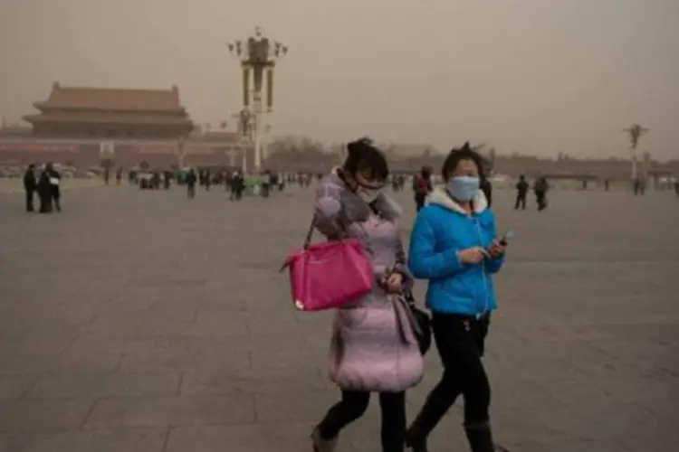 Uma espessa camada de poluição atmosférica cobriu grandes áreas do país durante a manhã
 (Ed Jones/AFP)