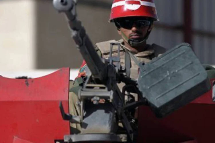
	Soldado iemenita monta guarda em Sanaa: os sequestradores pediram ao governo de Sanaa que libertasse membros de sua tribo em troca da ref&eacute;m
 (Mohammed Huwais/AFP)