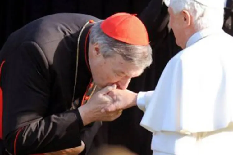 
	Pell beija a m&atilde;o do papa: &quot;aqueles que estiverem em desacordo com um futuro Papa far&atilde;o uma campanha para que ele se demita&quot;, advertiu sobre as consequ&ecirc;ncias da ren&uacute;ncia
 (William West/AFP)