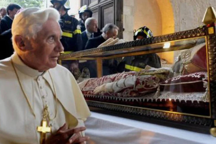 
	Bento XVI visita as rel&iacute;quias do Papa Celestino na igreja de Maria de Collemaggio: Celestino vivia como eremita e n&atilde;o se sentiu preparado para assumir a lideran&ccedil;a da Igreja
 (Osservatore Romano/AFP)