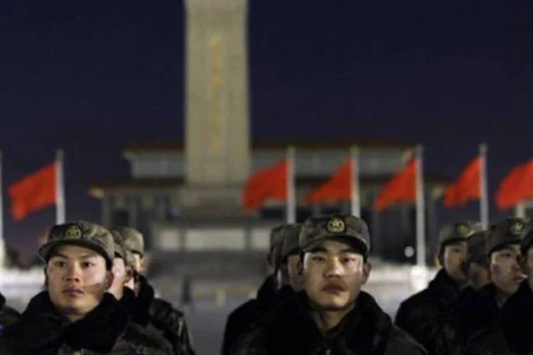 
	Soldados chineses na Pra&ccedil;a da Paz Celestial: pris&otilde;es elevam os riscos de uma repress&atilde;o aos dissidentes e demonstram o quanto os l&iacute;deres chineses se preocupam com cr&iacute;ticas&nbsp;
 (Wang Zhao/AFP)