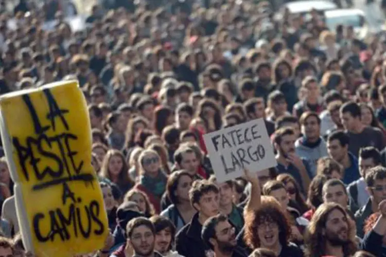 
	Estudantes protestam: as elei&ccedil;&otilde;es legislativas deixaram a It&aacute;lia sem uma maioria parlamentar para permitir a forma&ccedil;&atilde;o de um governo s&oacute;lido
 (Filippo Monteforte/AFP)