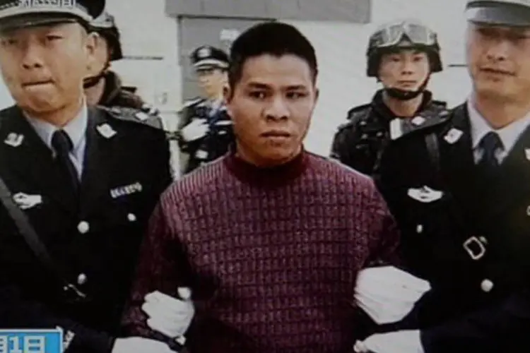 Condenado Zha Xika é retirado de sua cela de prisão na província de Yunnan
 (AFP)