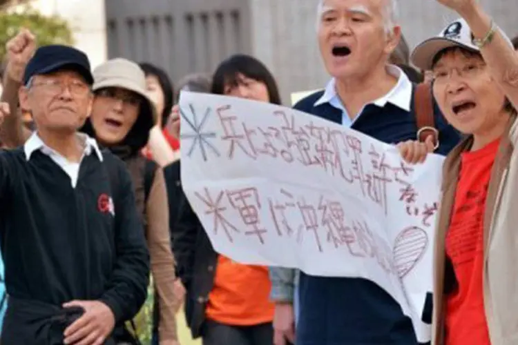 
	Pessoas protestam em T&oacute;quio por estupro de mulher em Okinawa: o caso aumentou a revolta da popula&ccedil;&atilde;o local e refor&ccedil;ou o sentimento antiamericano no pa&iacute;s
 (Yoshikazu Tsuno/AFP)