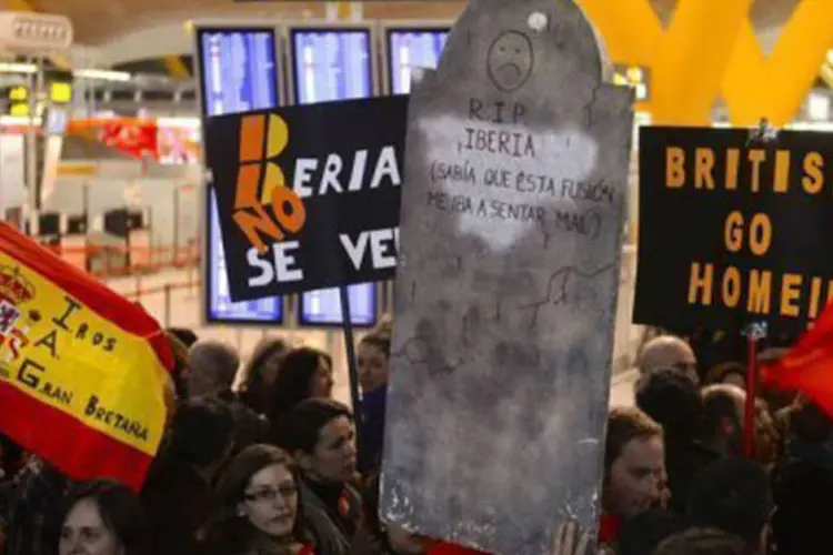 
	Funcion&aacute;rios da Iberia em greve protestam: a greve ser&aacute; retomada na segunda-feira enquanto as negocia&ccedil;&otilde;es prosseguem
 (Pierre-Philippe Marcou/AFP)
