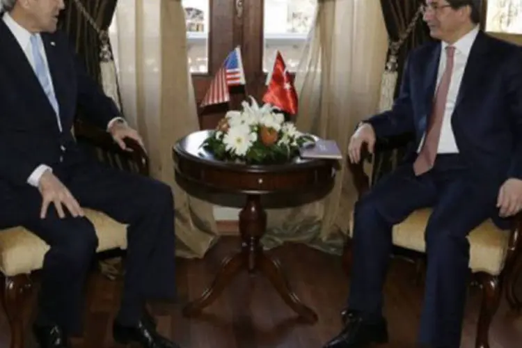 
	John Kerry em encontro com Ahmet Davutoglu em Ancara: a Casa Branca criticou as declara&ccedil;&otilde;es de Erdogan, que comparou o sionismo com um &quot;crime contra a humanidade&quot; (Jacquelyn Martin/AFP)