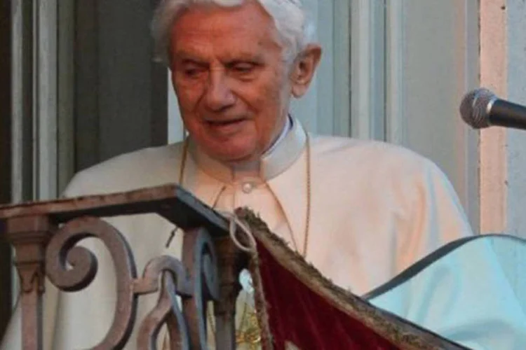 
	Bento XVI faz seu &uacute;ltimo pronunciamento para os fi&eacute;is, em Castel Gandolfo: ele permanecer&aacute; ali durante todo o conclave e &eacute; esperado no final de abril em um mosteiro no Vaticano
 (Vincenzo Pinto/AFP)