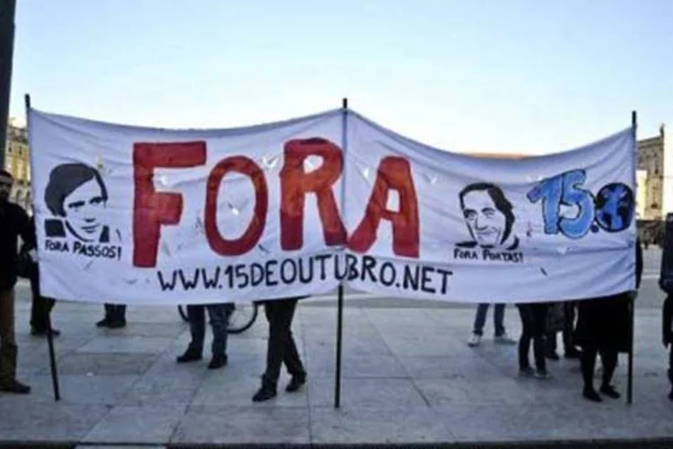 Os portugueses saíram às ruas neste sábado em trinta cidades para protestar contra as medidas de austeridade (Afp.com / Patricia de Melo Moreira)