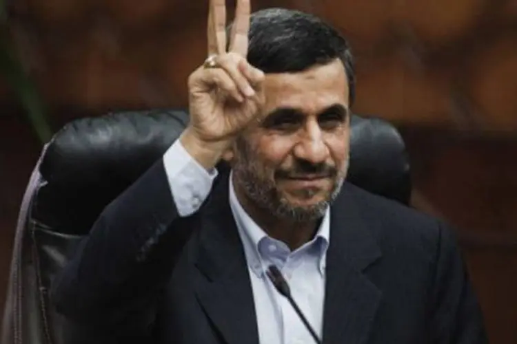 
	Mahmud Ahmadinejad, presidente do Ir&atilde;: o pa&iacute;s nega que seu programa nuclear tenha fins militares e admite apenas objetivos civis
 (Gianluigi Guercia/AFP)