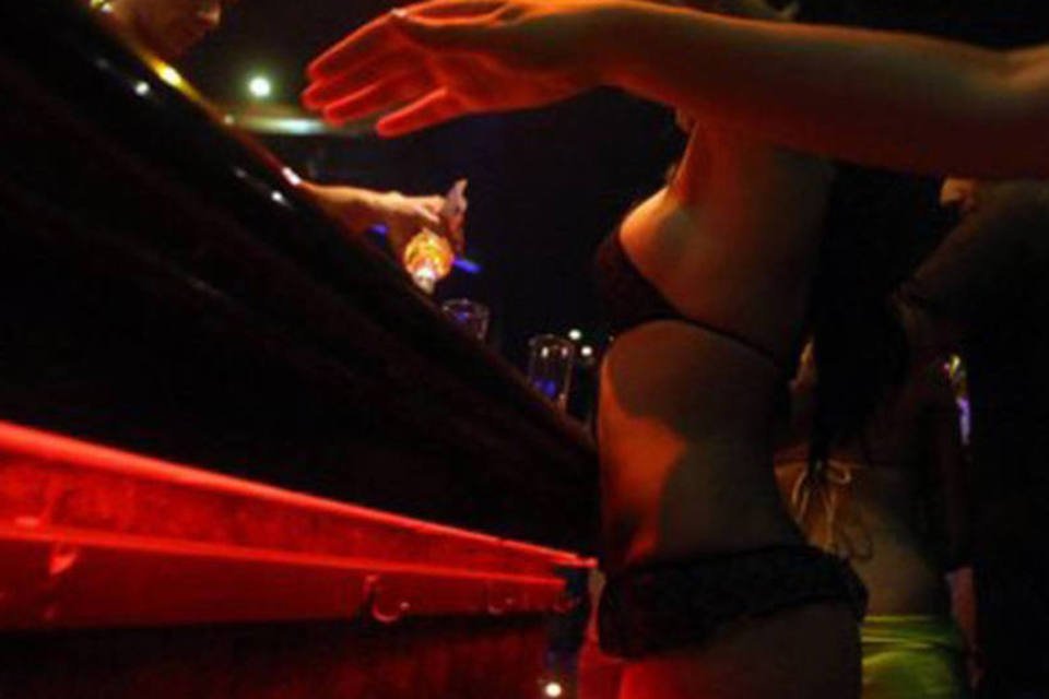 Pessoas que obrigavam brasileiras a se prostituir são presas