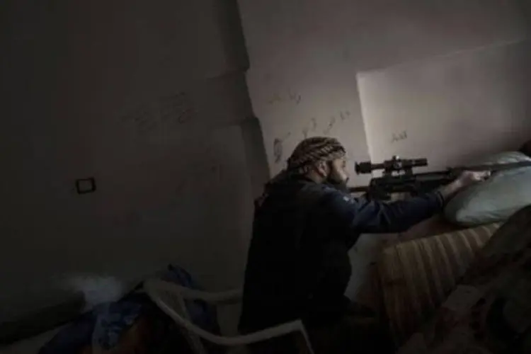 
	Franco-atirador rebelde em confronto com as for&ccedil;as do governo: Homs &eacute; chamada pelos insurgentes de &quot;capital da revolu&ccedil;&atilde;o&quot;
 (Zac Baillie/AFP)