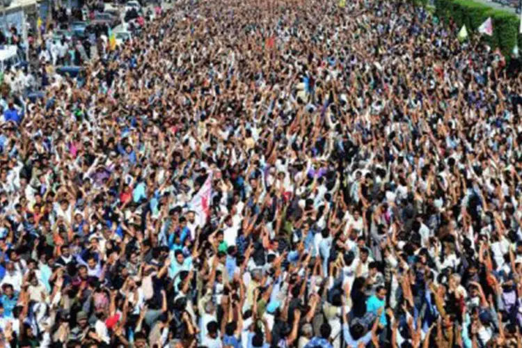 
	Paquistaneses gritam palavras de ordem durante o funeral: esse foi o ataque mais mortal em Karachi, a maior cidade e centro de neg&oacute;cios do pa&iacute;s
 (Rizwan Tabassum/AFP)