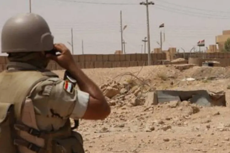 
	Um soldado iraquiano olha para fronteira com a S&iacute;ria: este ataque &eacute; o primeiro em que morrem militares do regime s&iacute;rio no Iraque desde o in&iacute;cio do conflito na S&iacute;ria
 (Azhar Shallal)