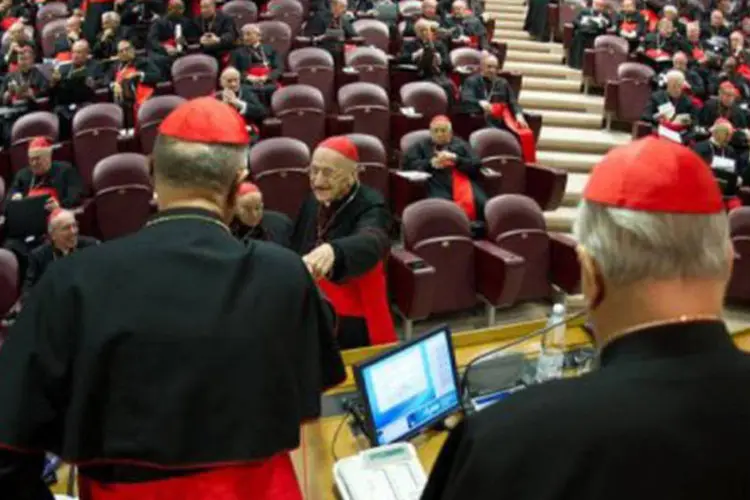 
	Os cardeais Angelo Sodano (d) e Tarcisio Bertone: o discurso de Sodano na congrega&ccedil;&atilde;o foi ouvido atentamente pelo arcebispo de Caracas, o cardeal Jorge Urosa Savino
 (AFP)