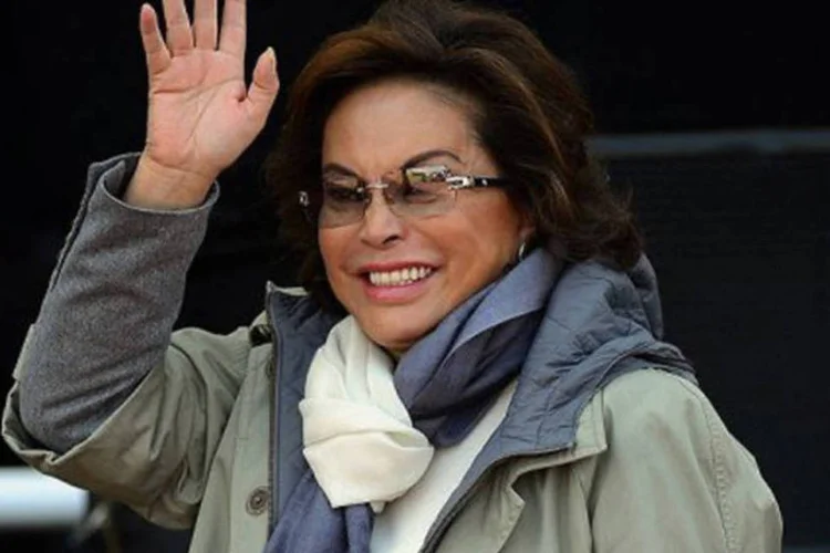 
	Elba Esther Gordillo acena para fot&oacute;grafos: considerada a mulher mais poderosa do M&eacute;xico, &quot;La Maestra&quot; teria desviado quase 200 milh&otilde;es de d&oacute;lares
 (Alfredo Estrella/AFP)