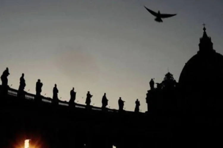 
	Vista da Pra&ccedil;a de S&atilde;o Pedro, no Vaticano: nenhum &quot;pap&aacute;vel&quot; &eacute; dado como favorito, cinco dias ap&oacute;s a ren&uacute;ncia hist&oacute;rica de Bento XVI
 (Filippo Monteforte/AFP)