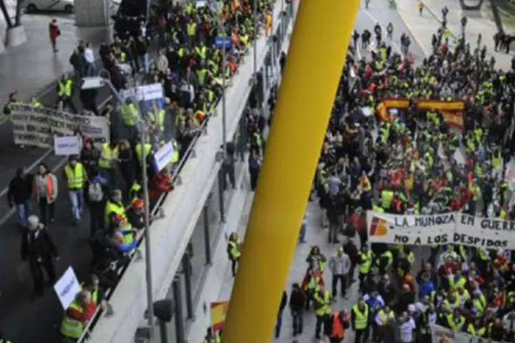 
	Grevistas protestam no aeroporto Barajas, em Madri: os trabalhadores protestam contra um plano de reestrutura&ccedil;&atilde;o que prev&ecirc; quase 4.000 demiss&otilde;es
 (Pedro Armestre/AFP)
