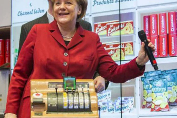 
	A chanceler alem&atilde;, Angela Merkel, visita a principal feira de tecnologia do mundo, na cidade alem&atilde; de Hanover: a CeBIT estar&aacute; aberta at&eacute; 9 de mar&ccedil;o
 (Carsten Koall/AFP)