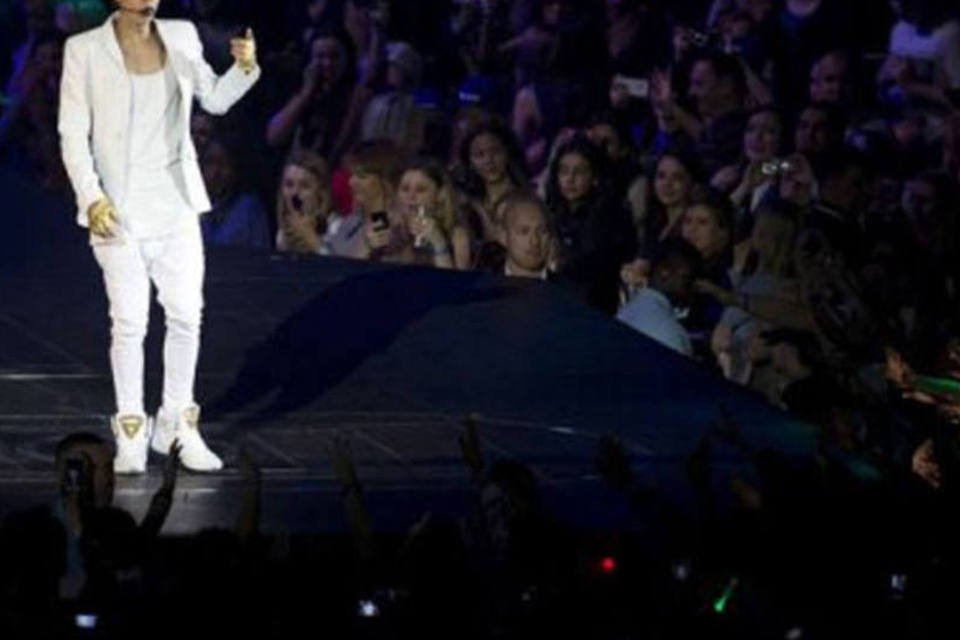 Justin Bieber enfurece fãs por atraso em show de Londres