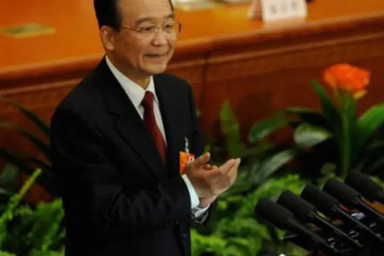 
	Wen Jiabao aplaude durante a apresenta&ccedil;&atilde;o do relat&oacute;rio de atividade de seu governo: ele fixou um objetivo de crescimento de 7,5% para 2013
 (Wang Zhao/AFP)