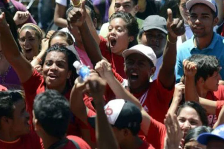 
	Partid&aacute;rios de Ch&aacute;vez manifestam-se em Caracas: o canal oficial VTV pediu aos simpatizantes do presidente que iniciassem ora&ccedil;&otilde;es diante do hospital militar de Caracas
 (Leo Ramirez/AFP)