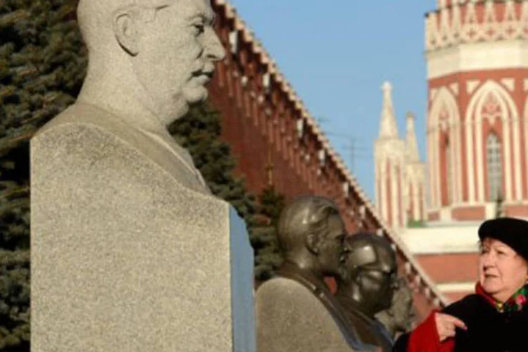 
	Simpatizante visita o t&uacute;mulo de Stalin, em Moscou: centenas de pessoas colocaram cravos vermelhos no t&uacute;mulo
 (Kirill Kudryavtsev/AFP)