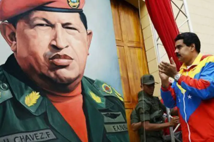 
	Nicolas Maduro observa pintura de Hugo Ch&aacute;vez: &quot;Esta sess&atilde;o sequer nos est&aacute; dando a oportunidade de termos o direito &agrave; palavra&quot;, afirmou Medina, deputado pelo Partido A&ccedil;&atilde;o Democr&aacute;tica (AD).
 (Juan Barreto/AFP)