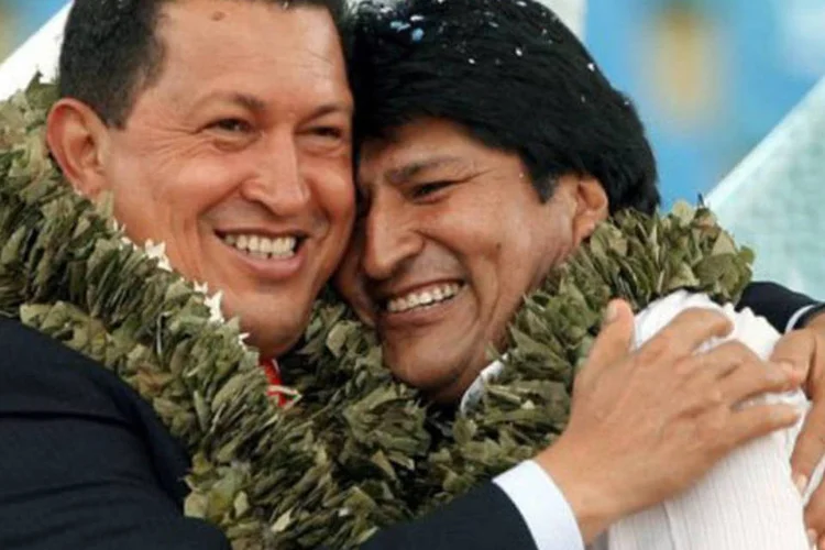 
	Ch&aacute;vez (e) e Morales se abra&ccedil;am em Cochabamba: Morales disse que este &eacute; um momento dif&iacute;cil &quot;para a Bol&iacute;via e para todos aqueles povos que lutam por sua liberta&ccedil;&atilde;o&quot;
 (Aizar Raldes/AFP)