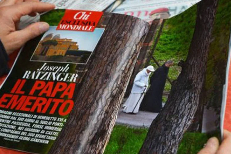 
	As fotos foram publicadas pela revista &quot;Chi&quot;: o Papa Em&eacute;rito aparece com uma bengala e com um bon&eacute; branco, caminhando ao lado de seu secret&aacute;rio particular, Georg G&auml;nswein
 (Vincenzo Pinto/AFP)