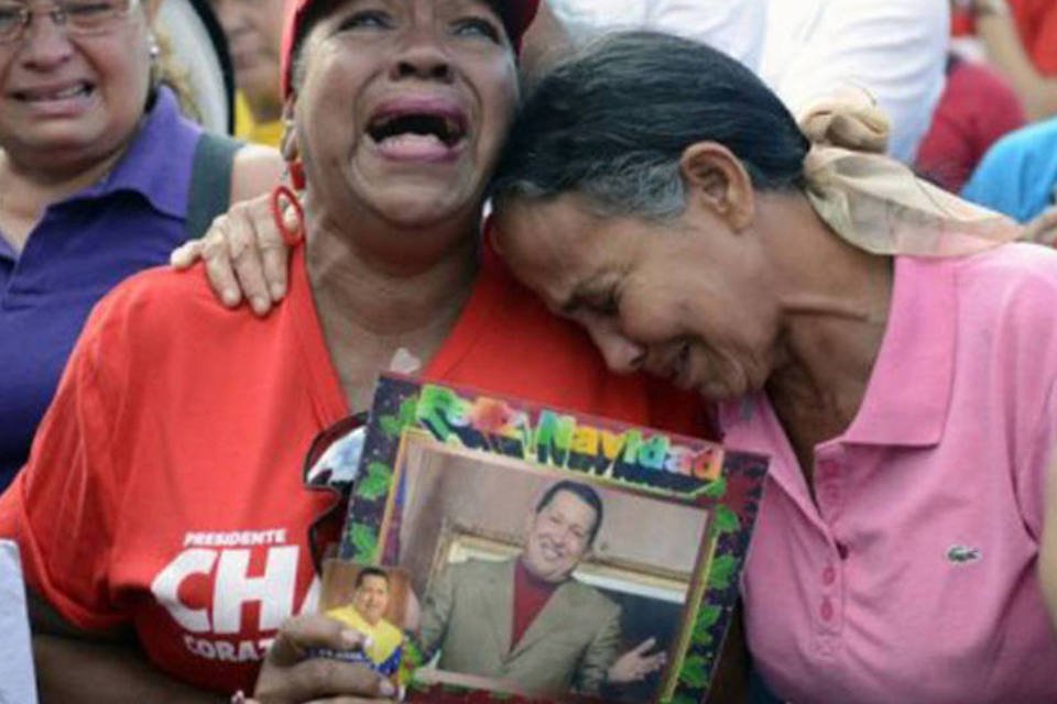Caixão de Chávez chega à Academia Militar com seguidores