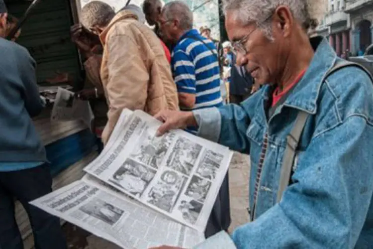 Cubanos de Havana leem notícias sobre a morte de Chávez
 (AFP)