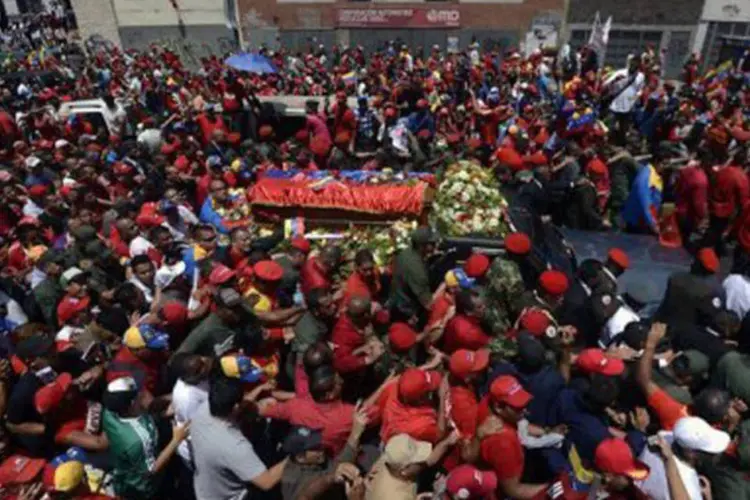 
	Cortejo f&uacute;nebre com os restos de Hugo Ch&aacute;vez no dia 6 de mar&ccedil;o de 2013 em Caracas: o corpo ficou exposto nove dias na Academia Militar de Caracas
 (Juan Barreto/AFP)