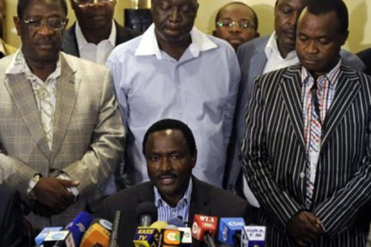 
	Kalonzo Musyoka concede coletiva de imprensa em Nairobi: &quot;em alguns casos, o n&uacute;mero total de c&eacute;dulas supera o de eleitores registrados&quot;, afirmou
 (Tony Karumba/AFP)