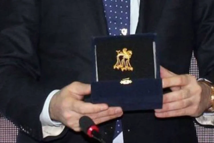 
	O ministro da Cultura turco, &Ouml;mer Celik, recebe o broche, na embaixada turca em Berlim: o broche ser&aacute; exibido em um novo museu (AFP)