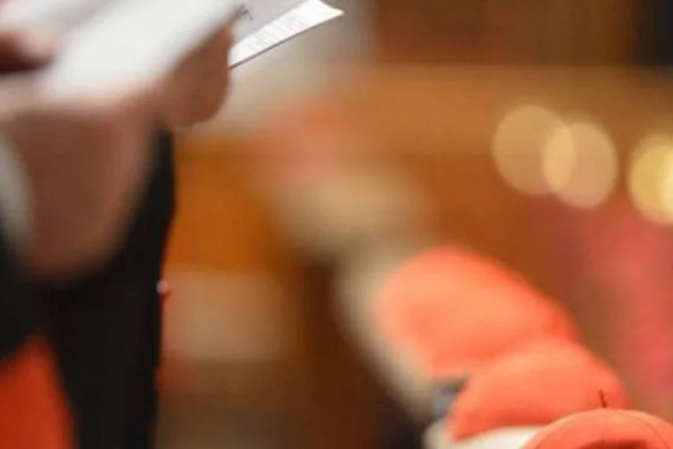 
	Cardeais rezam na Bas&iacute;lica de S&atilde;o Pedro:&nbsp;Rivera tamb&eacute;m foi inclu&iacute;do na quarta-feira em uma lista negra de 12 cardeais acusados de proteger sacerdotes ped&oacute;filos e de fazer declara&ccedil;&otilde;es p&uacute;blicas ofensivas.
 (Vincenzo Pinto/AFP)