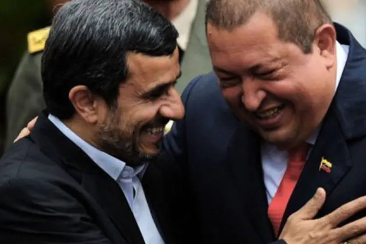 
	Ch&aacute;vez recebe Ahmadinejad em Caracas: &quot;o presidente Ch&aacute;vez &eacute; o s&iacute;mbolo de todos os que buscam justi&ccedil;a, amor e paz no mundo&quot;, disse
 (Juan Barreto/AFP)