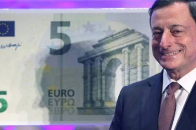 
	O presidente do BCE, Mario Draghi: o BCE prev&ecirc; que o PIB sofra uma contra&ccedil;&atilde;o de 0,5% este ano, ao inv&eacute;s de 0,3% como se previa anteriormente
 (Daniel Roland/AFP)