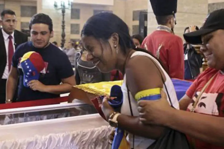 
	Venezuelanos se emocionam diante do caix&atilde;o, na Academia Militar de Caracas: Ch&aacute;vez ser&aacute; enterrado na sexta-feira
 (Efraín González/AFP)